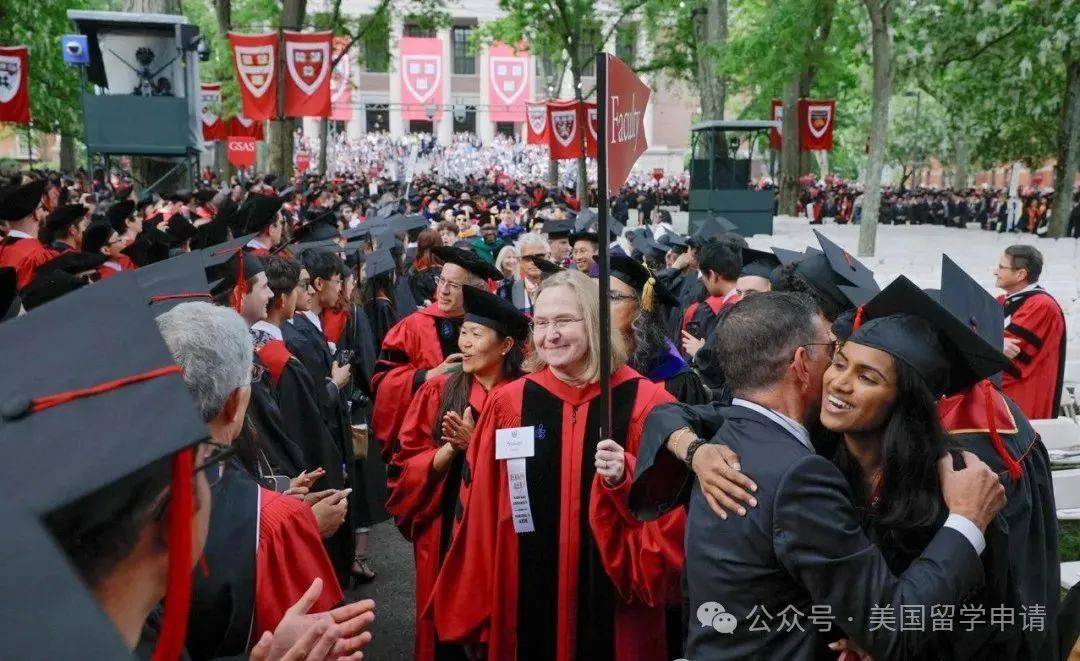 的中国女生蒋雨融来自青岛英高毕业本科就读于杜克凯发k8登录震撼全场！史上首位在哈佛毕业演讲(图6)